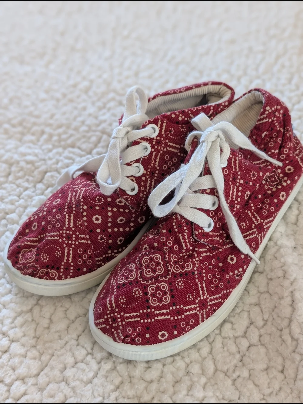 Great Condition: Toms Red Bandanna Style Youth 2.5